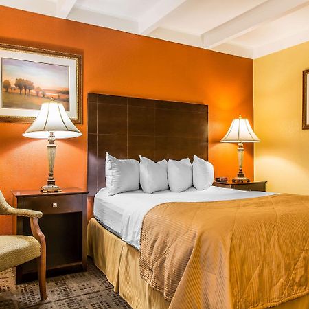 Clarion Hotel & Suites Hamden-New Haven מראה חיצוני תמונה