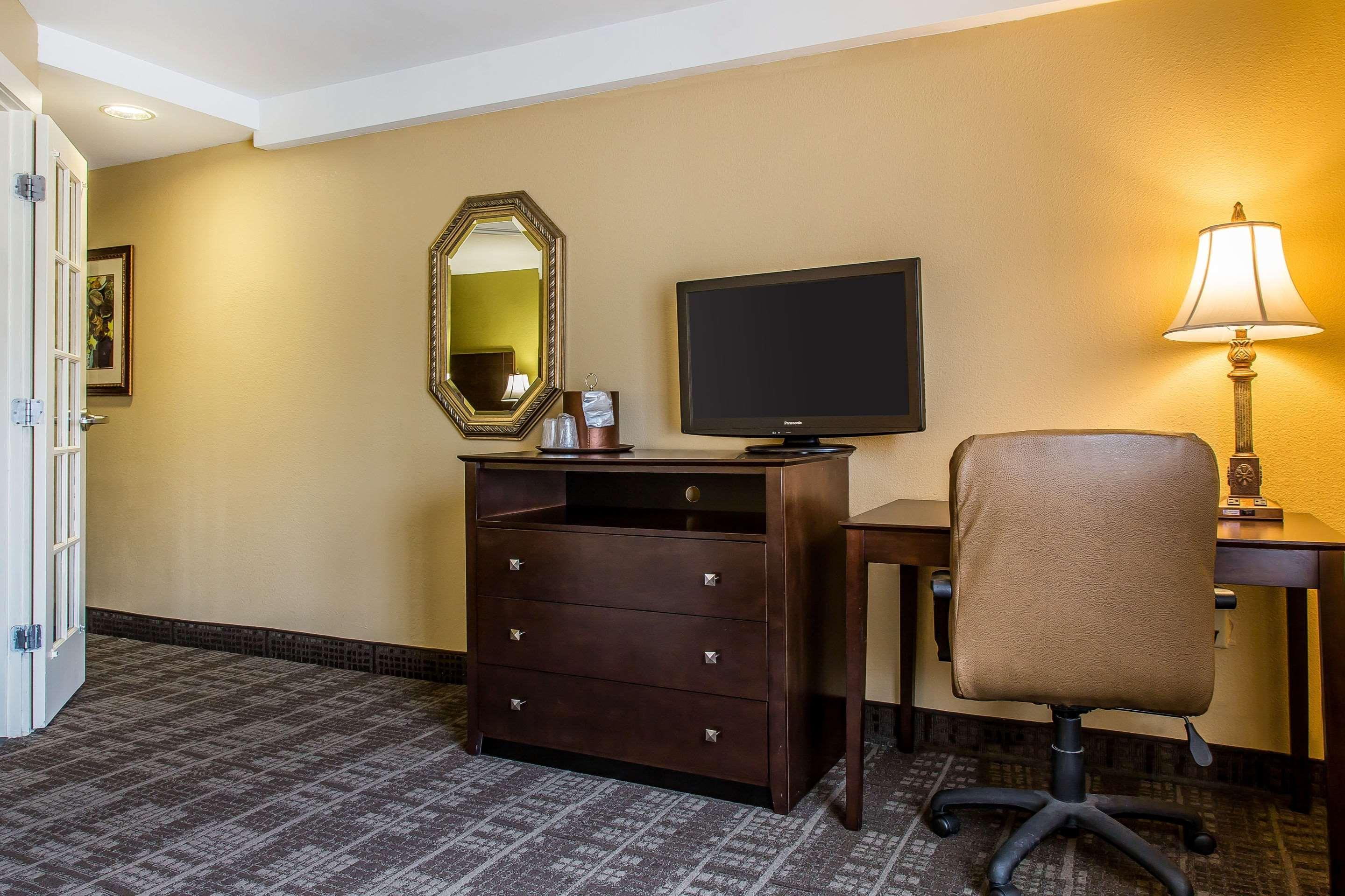 Clarion Hotel & Suites Hamden-New Haven מראה חיצוני תמונה
