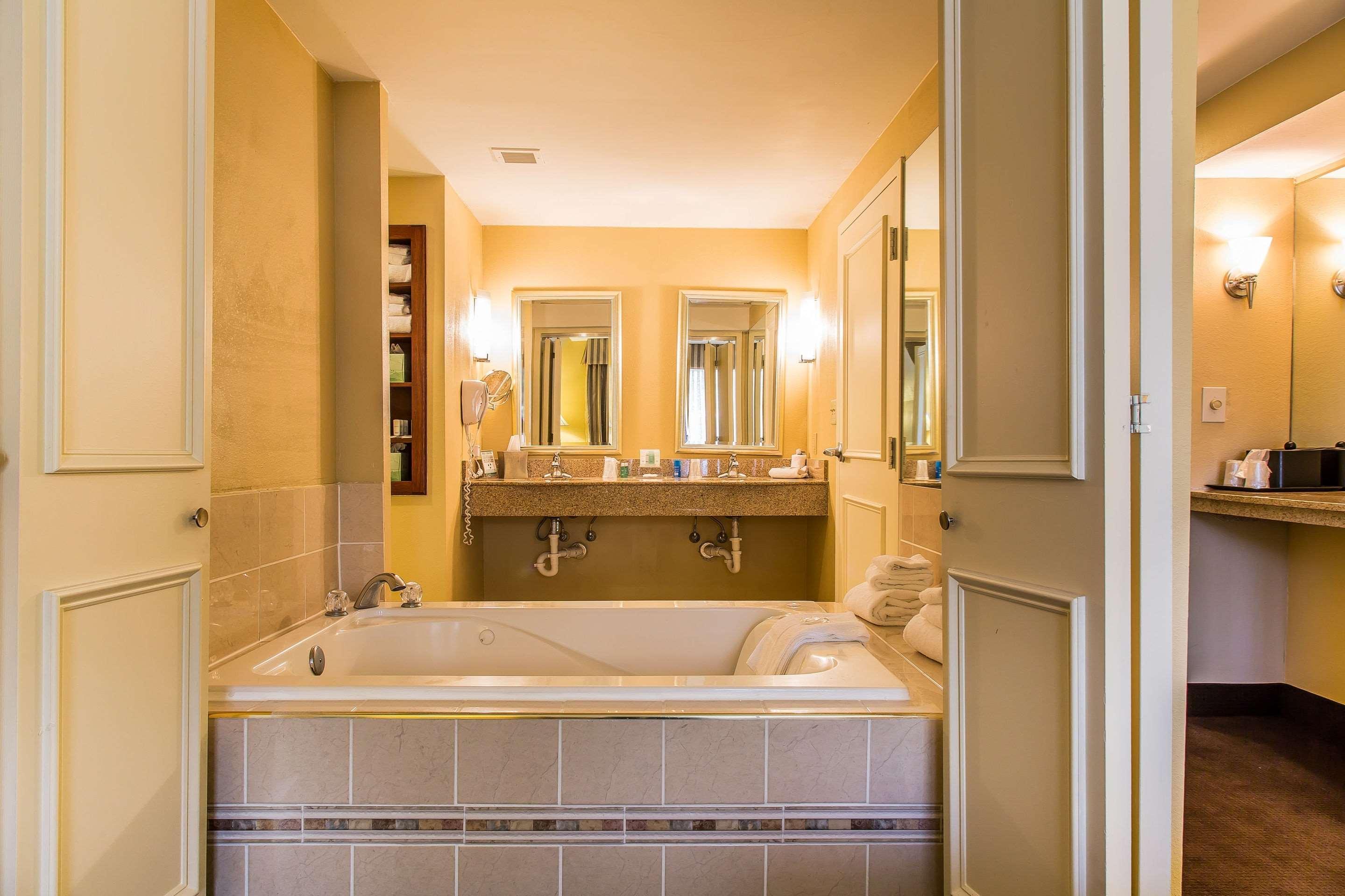 Clarion Hotel & Suites Hamden-New Haven מראה חיצוני תמונה