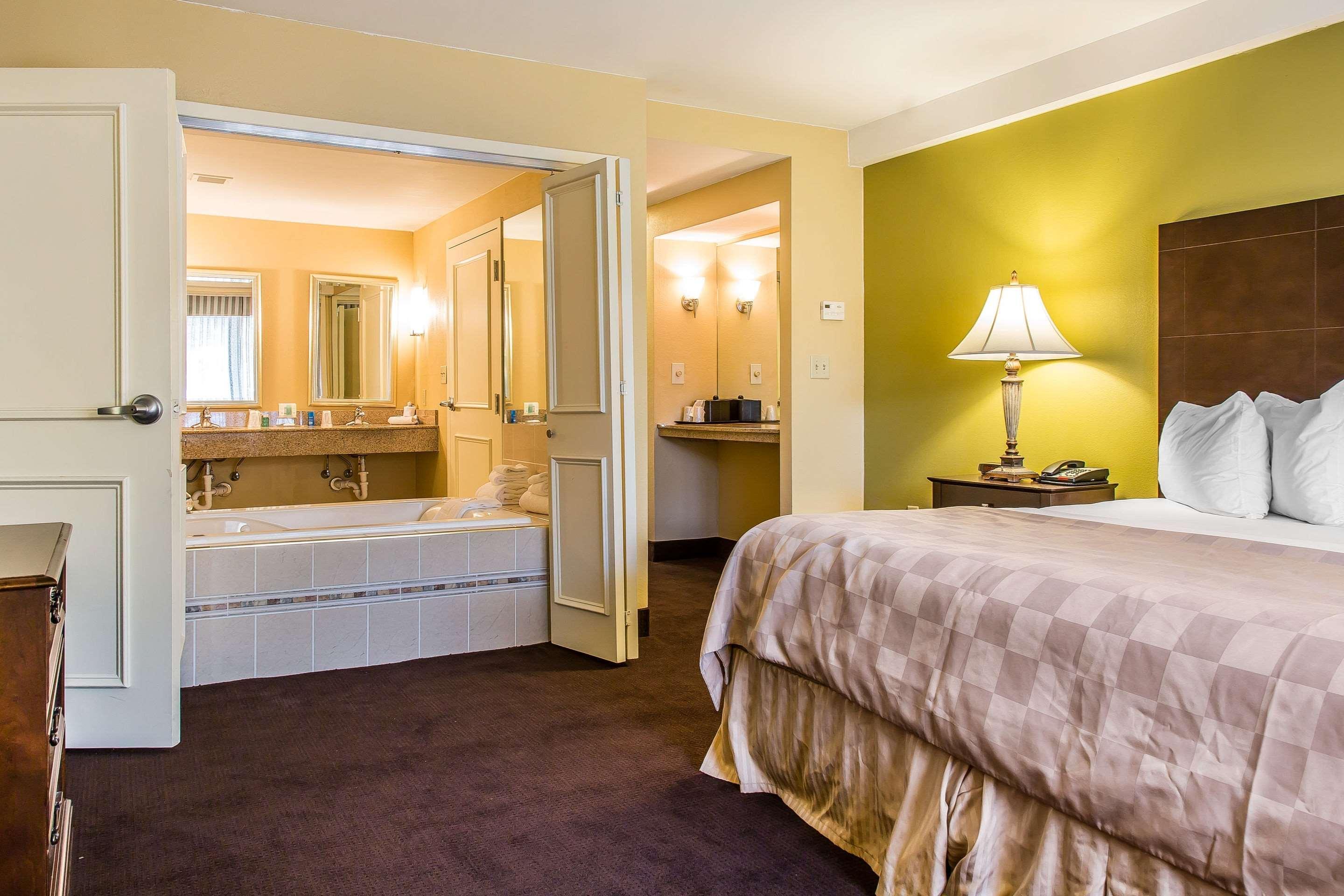 Clarion Hotel & Suites Hamden-New Haven מראה חיצוני תמונה